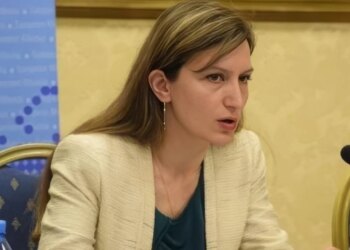 U arrestua zyrtarja e Ministrisë së Brendshme, e cila shkel masën e arrestit në shtëpi dhe përpiqet t’i vërë flakën automjetit të ish-partnerit.