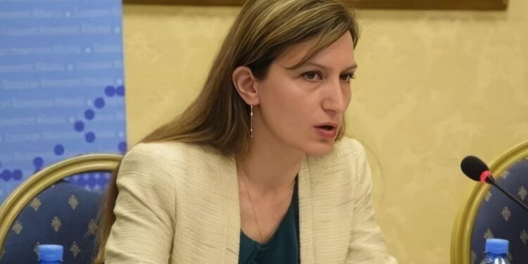 U arrestua zyrtarja e Ministrisë së Brendshme, e cila shkel masën e arrestit në shtëpi dhe përpiqet t’i vërë flakën automjetit të ish-partnerit.