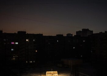 Ukraina përballet me errësirë të plotë: Bashkimi Europian miraton një ndihmë humanitare prej 145 milionë eurosh dhe dërgon gjeneratorë elektrikë në disa qytete.