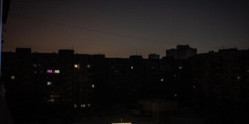 Ukraina përballet me errësirë të plotë: Bashkimi Europian miraton një ndihmë humanitare prej 145 milionë eurosh dhe dërgon gjeneratorë elektrikë në disa qytete.