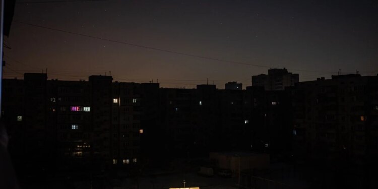 Ukraina përballet me errësirë të plotë: Bashkimi Europian miraton një ndihmë humanitare prej 145 milionë eurosh dhe dërgon gjeneratorë elektrikë në disa qytete.