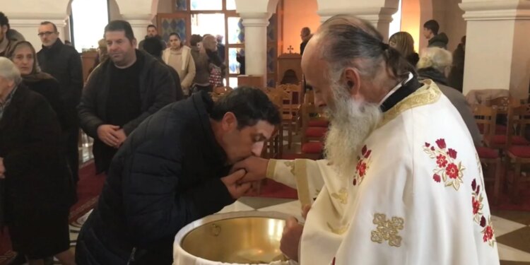 Ulja e temperaturave dhe reshjet e shiut çojnë në anulimin e ceremonisë së hedhjes së Kryqit në Gjirokastër.