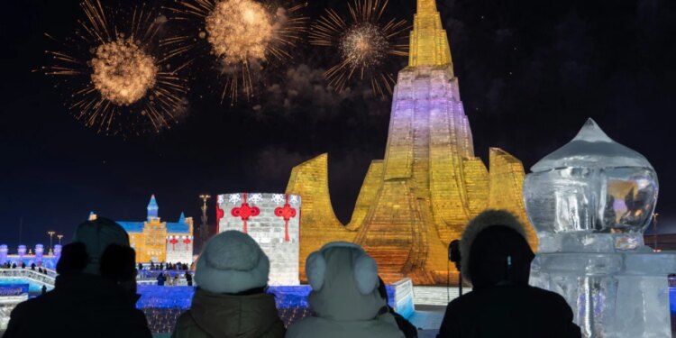 VIDEO+FOTO/ Pamje mahnitëse të skulpturave në akull që fascinon ata që vizitojnë Kinën