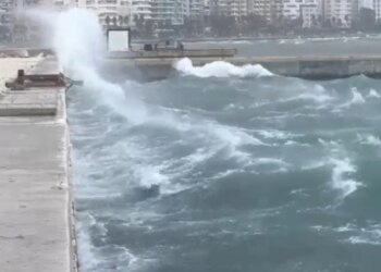 Vazhdon ndalimi i lundrimit në detin e Vlorës, udhëtimet drejt Italisë mbeten të pamundura, ndërsa dallgët arrijnë deri në 7 ballë.
