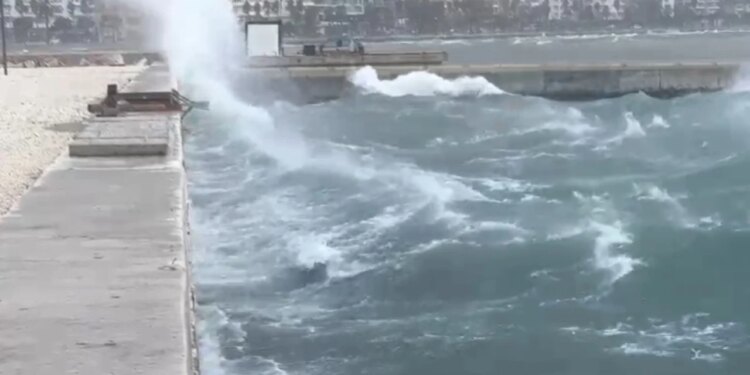 Vazhdon ndalimi i lundrimit në detin e Vlorës, udhëtimet drejt Italisë mbeten të pamundura, ndërsa dallgët arrijnë deri në 7 ballë.