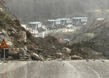 Vazhdon situata problematike për shkak të motit të keq në Gjirokastër/ Disa familje evakuohen për shkak të rrëshqitjeve të dheut dhe bllokimit të rrugëve
