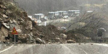 Vazhdon situata problematike për shkak të motit të keq në Gjirokastër/ Disa familje evakuohen për shkak të rrëshqitjeve të dheut dhe bllokimit të rrugëve
