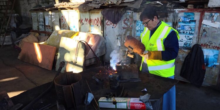 Vera Jaupaj, një saldatorje e talentuar që krijon vepra artistike me hekur, është ndër pak gratë në Shqipëri që e ndjek këtë profesion.