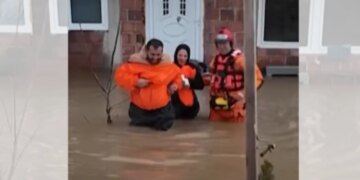 Video/ Al Jazeera publikon pamje nga përmbytjet në Kosovë: Evakuimi i qytetarëve nga shtëpitë e përmbytura ka nisur.