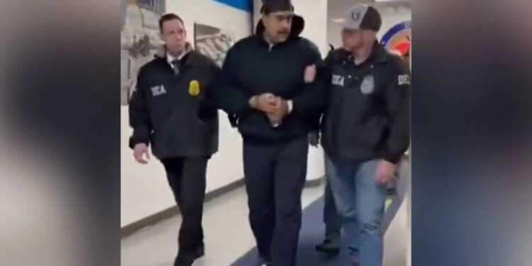 Video/ Maduro me pranga në duar uron agjentët amerikanë: Gëzuar…