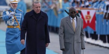 Video/ Momente të sikletshme gjatë takimit me Erdogan, presidenti nigerian bie ndërsa kërkon të hyjë në Pallatin Presidencial