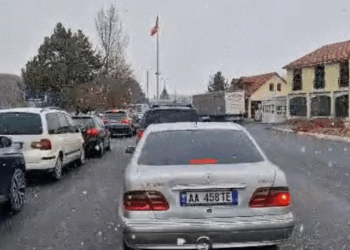 Video/ Reshjet e dëborës fillojnë në Pogradec, qarkullimi i mjeteve vazhdon pa pengesa