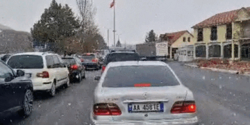 Video/ Reshjet e dëborës fillojnë në Pogradec, qarkullimi i mjeteve vazhdon pa pengesa