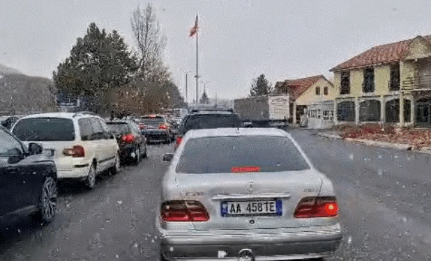 Video/ Reshjet e dëborës fillojnë në Pogradec, qarkullimi i mjeteve vazhdon pa pengesa