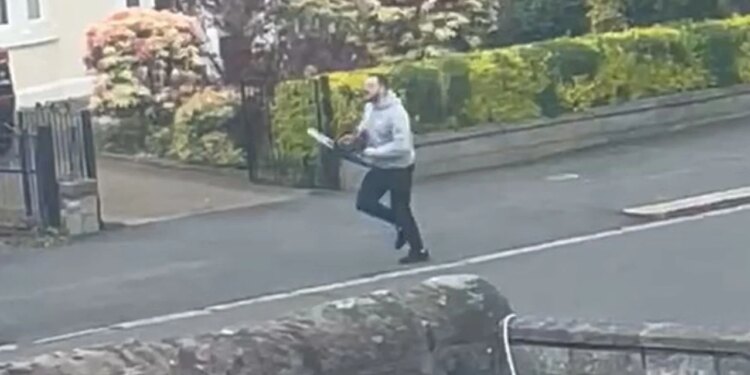 Video/ Shqiptari në Skoci, që ndoqi me sharrë elektrike policin në rrugë dhe goditi tavolinën e gjykatësit, dënohet me 10 vite burg.