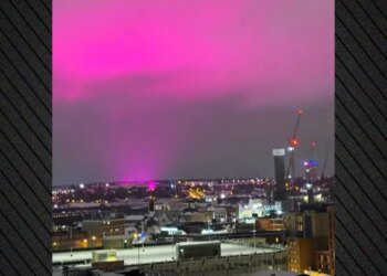 Video dhe imazhe të qiellit me ngjyrë lejla në Midlands Perëndimore të Anglisë fitojnë popullaritet të madh në rrjetet sociale.