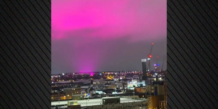 Video dhe imazhe të qiellit me ngjyrë lejla në Midlands Perëndimore të Anglisë fitojnë popullaritet të madh në rrjetet sociale.