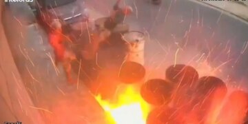 Video e frikshme! Dy të rinj filmohen duke luajtur me çakmak pranë fuçive të naftës kur shpërthejnë.