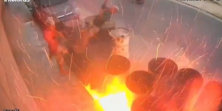 Video e frikshme! Dy të rinj filmohen duke luajtur me çakmak pranë fuçive të naftës kur shpërthejnë.