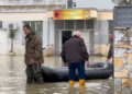 Video-lajm: Burg i Durrësit i përmbytur, punonjësi u bën thirrje qytetarëve të ndalojnë regjistrimin e video-s në oborr.