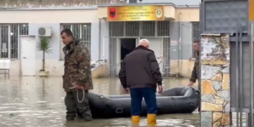 Video-lajm: Burg i Durrësit i përmbytur, punonjësi u bën thirrje qytetarëve të ndalojnë regjistrimin e video-s në oborr.