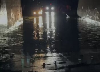 Vjosa urithi nga shtrati, përmbytjet përfshinë autostradën Vlorë-Fier, gjashtë fshatra u izoluan, bllokohet qarkullimi i automjeteve.