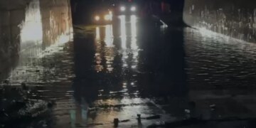 Vjosa urithi nga shtrati, përmbytjet përfshinë autostradën Vlorë-Fier, gjashtë fshatra u izoluan, bllokohet qarkullimi i automjeteve.