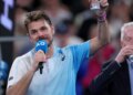 Wawrinka përshëndet Australian Open duke festuar me fansat.