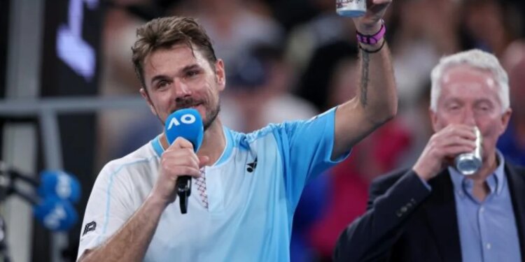 Wawrinka përshëndet Australian Open duke festuar me fansat.