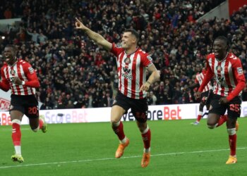 Xhaka ndan historinë e tij, duke përshkruar fëmijërinë në një ambient të varfër dhe të drogës, teksa shprehet për planet e tij të ardhshme si trajner, duke njoftuar gjithashtu marrjen e licencës përkatëse.