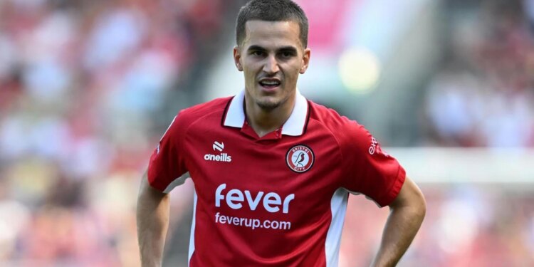 Ylli shqiptar që ka brilli në Angli me paraqitjet e tij, ka rënë në harresë nga Sylvinho dhe mund të transferohet te klubi që aspiron të hyjë në Premier League.