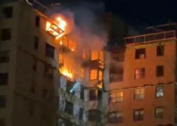 Zjarr në një ndërtese 17-katëshe në Nju Jork, mbi 200 zjarrfikës angazhohen për të kontrolluar flakët