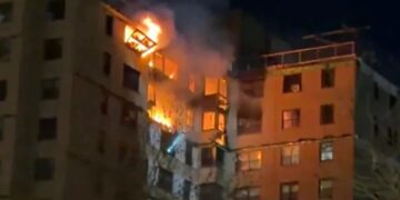 Zjarr në një ndërtese 17-katëshe në Nju Jork, mbi 200 zjarrfikës angazhohen për të kontrolluar flakët