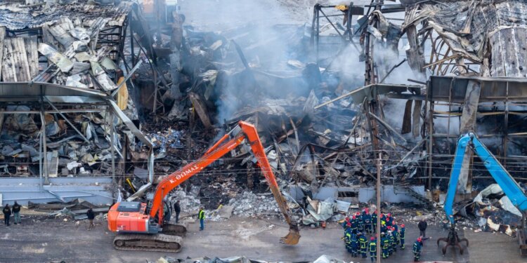 Zjarri në fabrikën e Trikala/ Identifikohet trupi i gruas së pestë, analizohen shkaqet e shpërthimit të madh