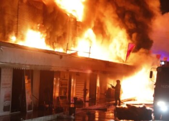 Zjarri në ish-uzinën Dinamo: Policia reagon, dyshohet për një incident aksidental për shkak të një shkëndije elektrike.