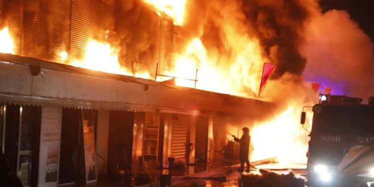 Zjarri në ish-uzinën Dinamo: Policia reagon, dyshohet për një incident aksidental për shkak të një shkëndije elektrike.