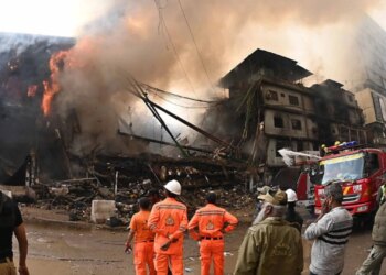 Zjarri në qendrën tregtare në Pakistan, rritet në 21 viktima, mbi 60 persona ende të humbur.
