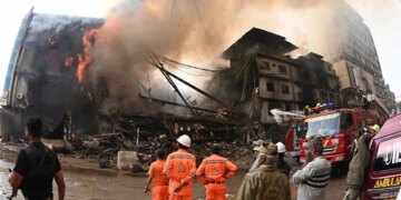 Zjarri në qendrën tregtare në Pakistan, rritet në 21 viktima, mbi 60 persona ende të humbur.