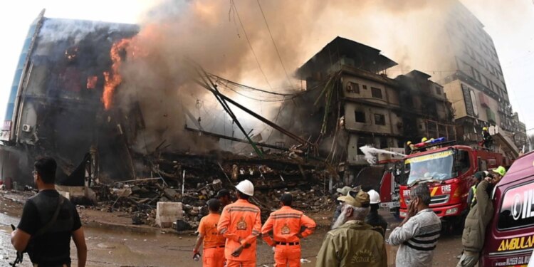 Zjarri në qendrën tregtare në Pakistan, rritet në 21 viktima, mbi 60 persona ende të humbur.