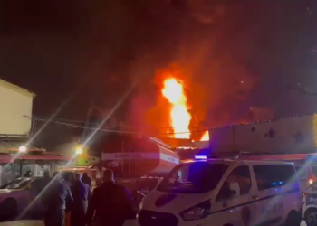 Zjarri në tregun e 5 Majit shpërthen, forcat zjarrfikëse nga Durrësi dërgohen në Tiranë, ndihmë e kërkuar nga Elbasani dhe Vora.