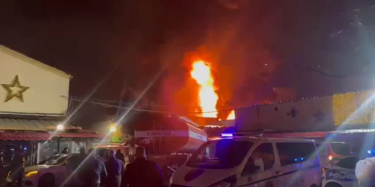 Zjarri në tregun e 5 Majit shpërthen, forcat zjarrfikëse nga Durrësi dërgohen në Tiranë, ndihmë e kërkuar nga Elbasani dhe Vora.