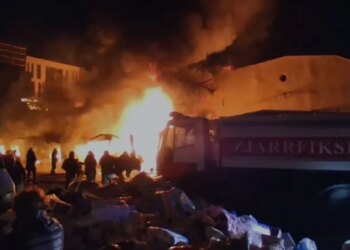 Zjarri në ‘5 Maji’ shkakton panik te pronarët e bizneseve, të cilët vendosin të nxjerrin mallrat jashtë dyqaneve për t’u mbrojtur.