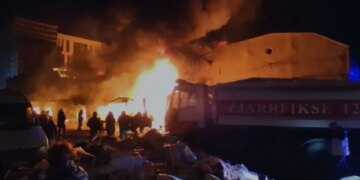 Zjarri në ‘5 Maji’ shkakton panik te pronarët e bizneseve, të cilët vendosin të nxjerrin mallrat jashtë dyqaneve për t’u mbrojtur.