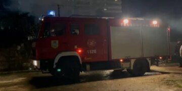 Zjarri shpërthen në një apartament në Lushnjë, përhapet shpejt, një vajzë 12-vjeçare mbetet e asfiksuar.