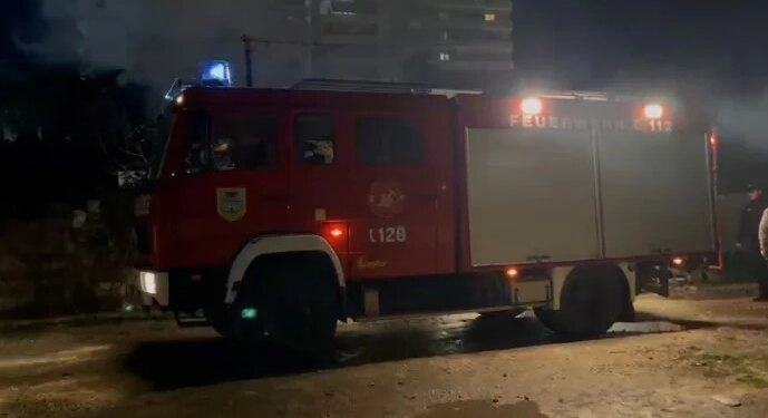 Zjarri shpërthen në një apartament në Lushnjë, përhapet shpejt, një vajzë 12-vjeçare mbetet e asfiksuar.
