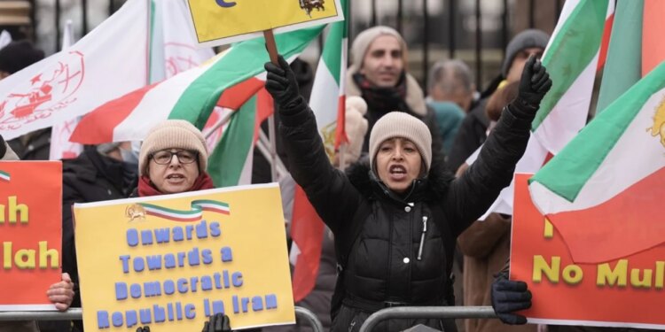 Zyrtari i lartë iranian humb jetën gjatë protestave të dhunshme në Mashhad
