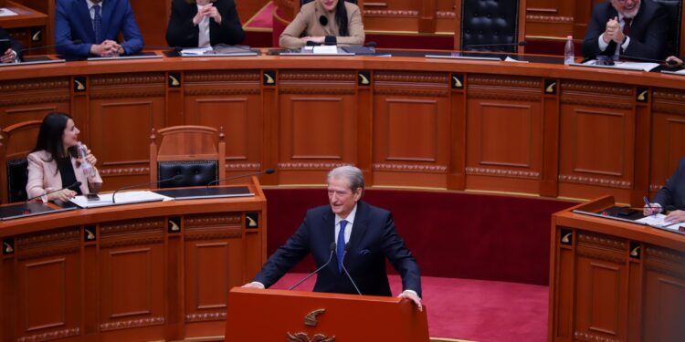 Berisha: Procedura e përshpejtuar është përpjekje e Ramës për të mbuluar grushtin e shtetit për mbrojtjen e Lubi Ballukut