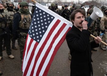 “ vazhdoni me lojërat e pamendura dhe do të ndiheni të zgjidhur nga çmime të paarsyeshme”/ Një individ përfaqëson protestuesit anti-imigracion dhe i sfidon: Kur do të kuptoni që…