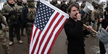 “ vazhdoni me lojërat e pamendura dhe do të ndiheni të zgjidhur nga çmime të paarsyeshme”/ Një individ përfaqëson protestuesit anti-imigracion dhe i sfidon: Kur do të kuptoni që…