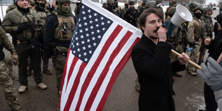 “ vazhdoni me lojërat e pamendura dhe do të ndiheni të zgjidhur nga çmime të paarsyeshme”/ Një individ përfaqëson protestuesit anti-imigracion dhe i sfidon: Kur do të kuptoni që…